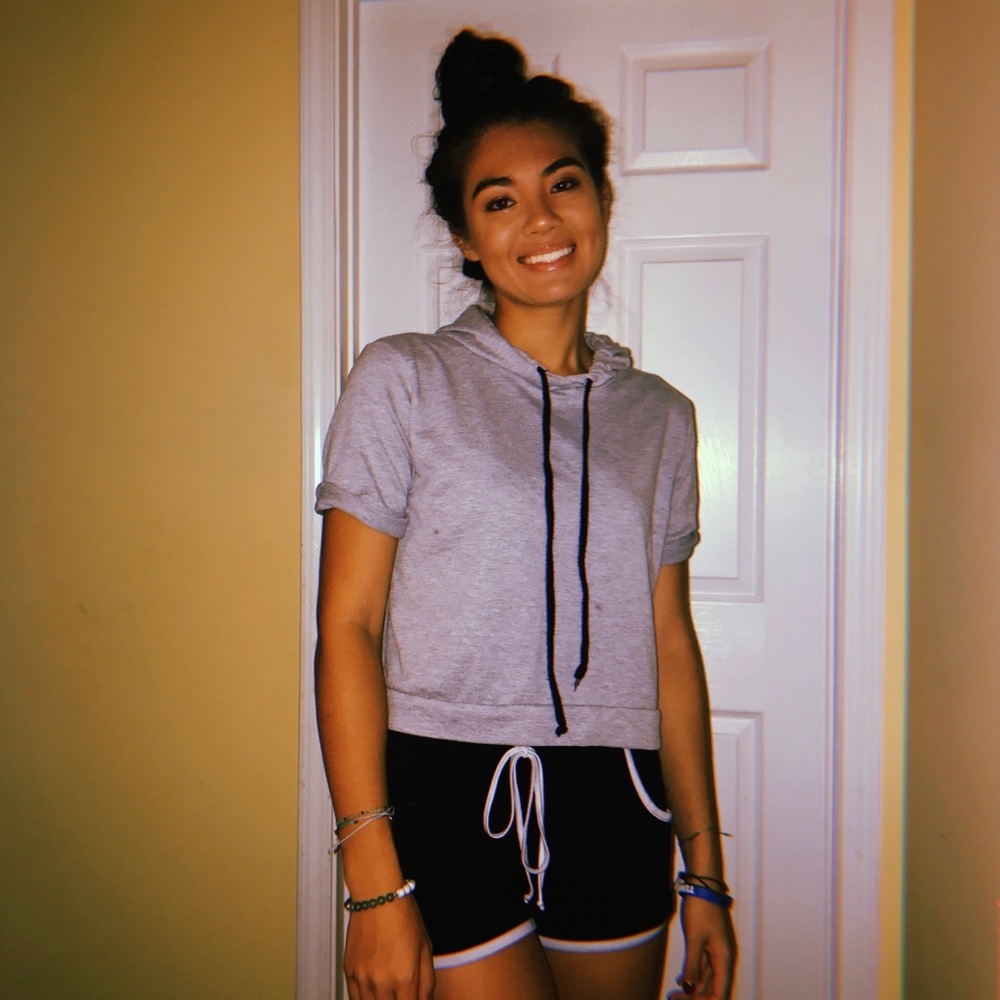 Grey shirt sleeved sweatshirt
